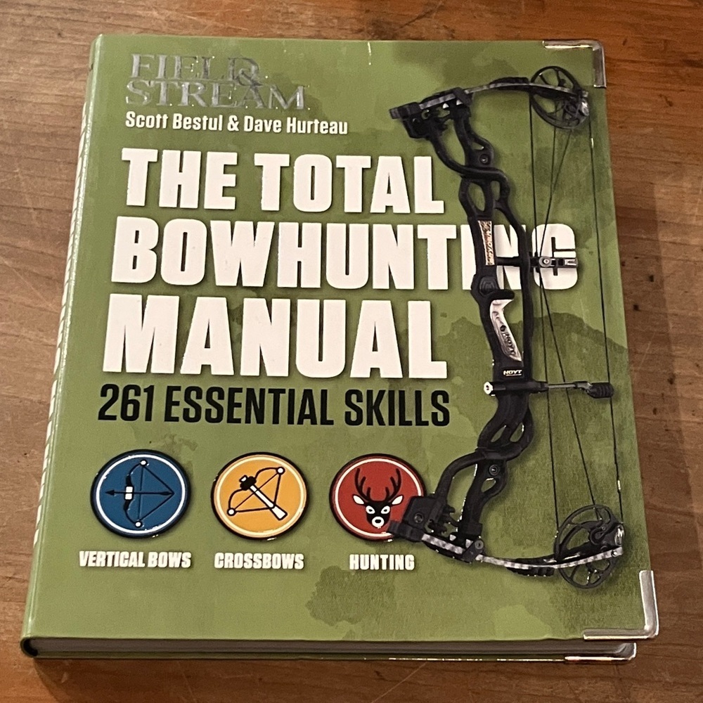 The total Bowhunting Manual by Field & Stream - 261 essential skills